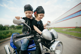 Los niños como pasajeros en la moto: normas y precauciones para garantizar su seguridad.