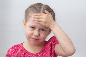 ¿Cuáles son los síntomas de alarma en la cefalea infantil?