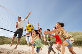 A esta edad surgen otros intereses y aficiones, procura que no te impidan seguir practicando algún deporte. Que sea divertido y te guste.