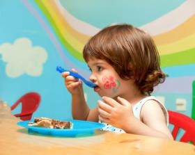 Al año es posible que ya hayas completado la alimentación complementaria. Pero, ¿cómo lo hacemos a partir de ahora? ¿cuándo pasar a los sólidos? ¿qué hacer con el biberón? Aquí intentamos dar respuesta a tus preguntas.