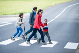 Enseña a tus hijos a andar seguros por la calle. Es responsabilidad de todos.