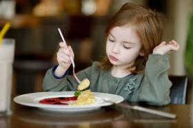 ¡No me pidas el menú infantil! Comer fuera de casa y en familia es un momento divertido para aprender a comer bien.