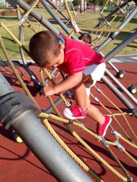 Los juegos al aire libre forman parte esencial para el desarrollo psicomotor entre los 2 y los 5 años