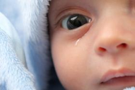 Mi bebé tienes legañas con demasiada frecuencia y siempre le llora el ojo. ¿Debo preocuparme? ¿Cómo puedo solucionarlo? Aquí tienes alguna información.