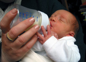 Lo mejor es alimentar al prematuro con leche materna. Cuando no es posible, a veces hay que hacerlo con una leche especial para ellos.