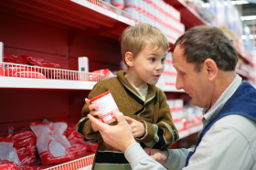 No te dejes llevar por la publicidad y menos en la alimentación de tu hijo o de tu nieto. Sé un ejemplo para ellos, también para comprar alimentos saludables.