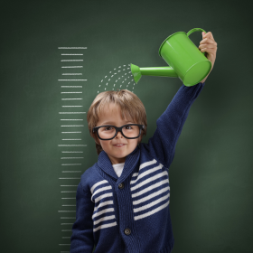 Hay niños bajitos porque su velocidad de crecimiento es más lenta. Son niños que también comenzarán su desarrollo puberal más tarde, pero crecerán más tiempo. Su talla final es normal.