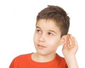 Mi hijo tiene “moco” en el oído. Me preocupa que oiga bien. ¿Se curará alguna vez?