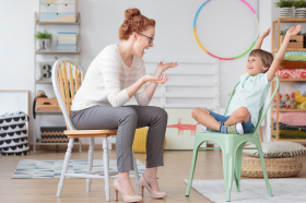 Si tienes un hijo o hija con TDHA,… aquí te contamos cómo ayudarle a mejorar su forma de relacionarse con los demás.