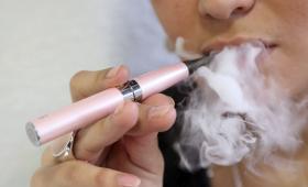 Los cigarrillos electrónicos están de moda. Pero ¿sabes realmente qué contienen y para qué sirven? Infórmate aquí. (Fuente de imagen: www.fotosimagenes.org/vapear)