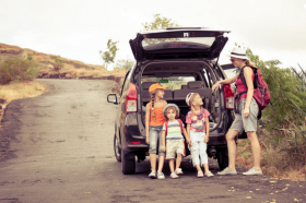 Diciembre es un mes con muchos días festivos. Se coge más el coche: para irnos de vacaciones, hacer actividades con nuestros hijos o reunirnos con la familia. Por eso os pedimos prudencia al volante.