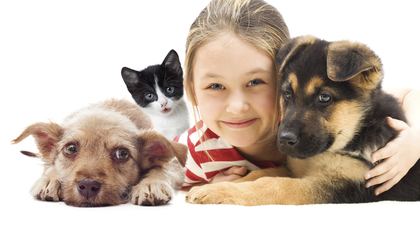 Niños y mascotas felices