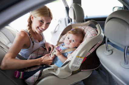 Cómo transportar a un bebé recién nacido en el coche